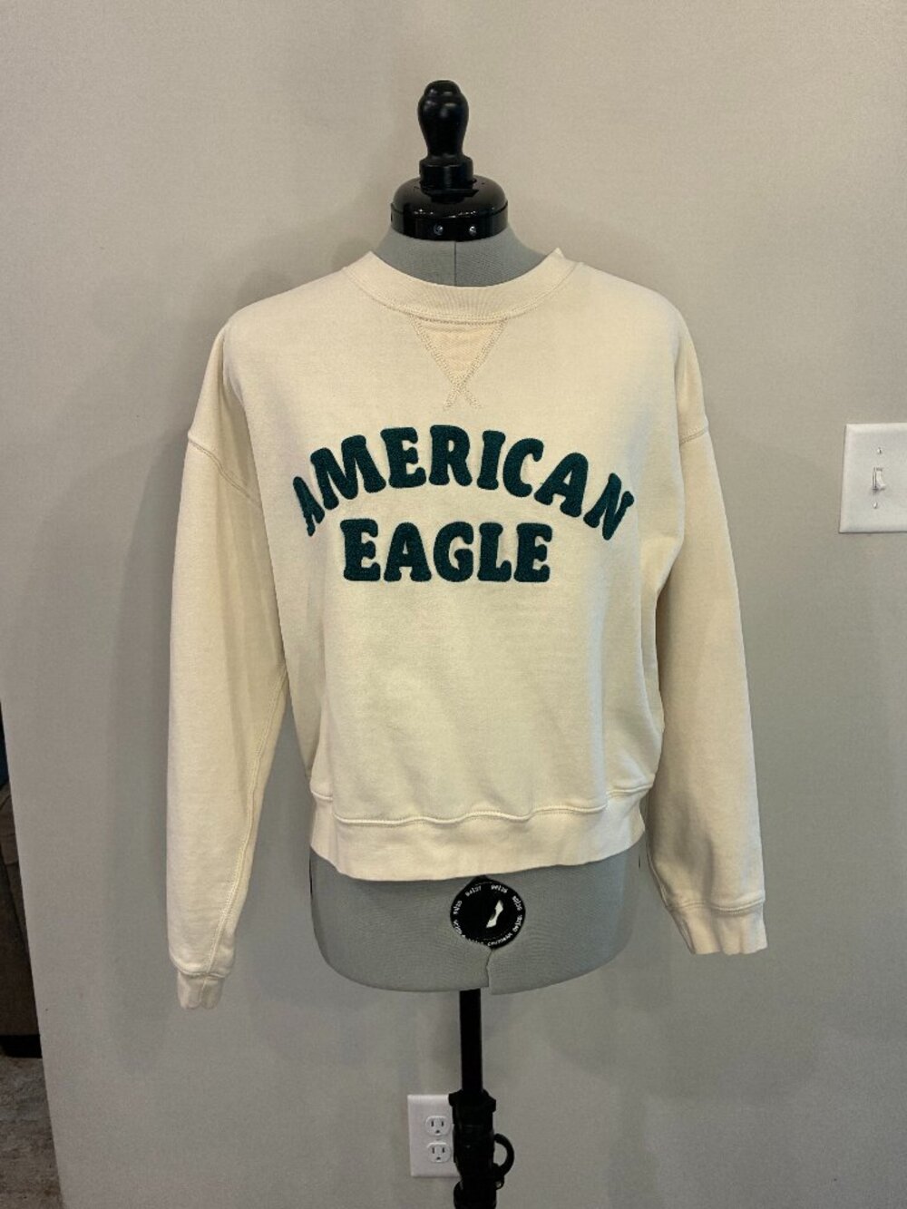 American Eagle Cream Crewneck Sweatshirt – Classic Logo Style Size M